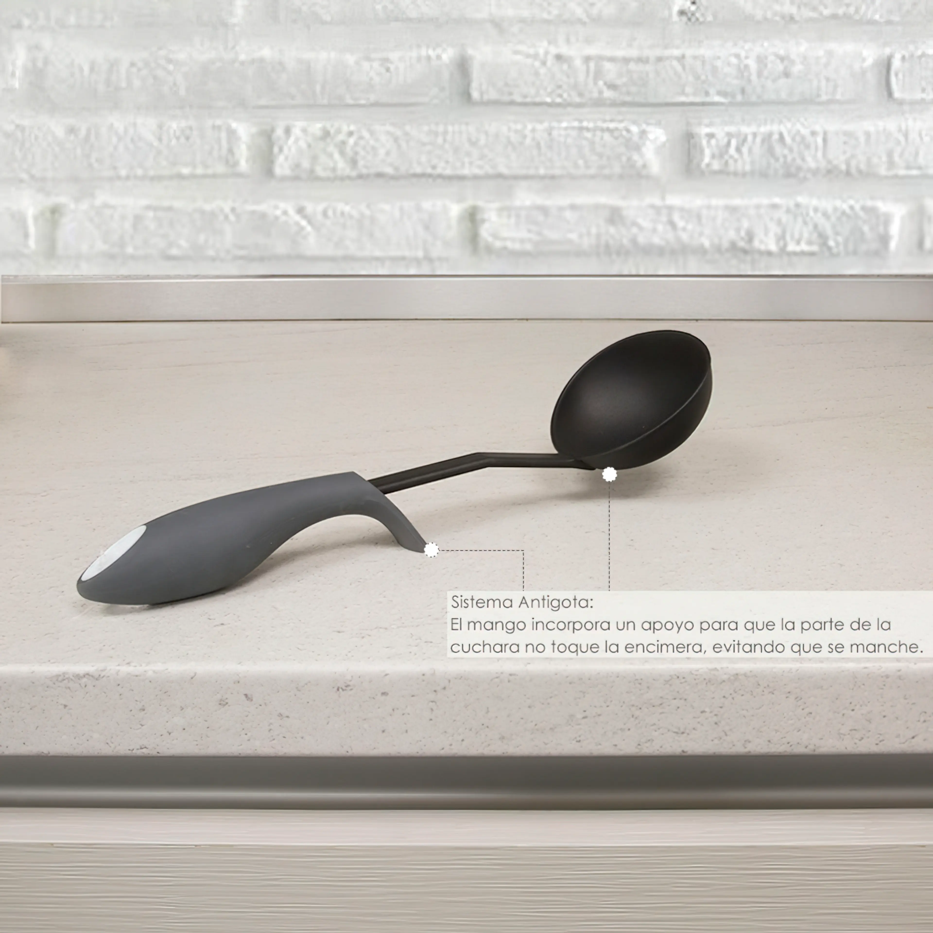 CUCHARON SERVIR COCINA NYLON CON MA