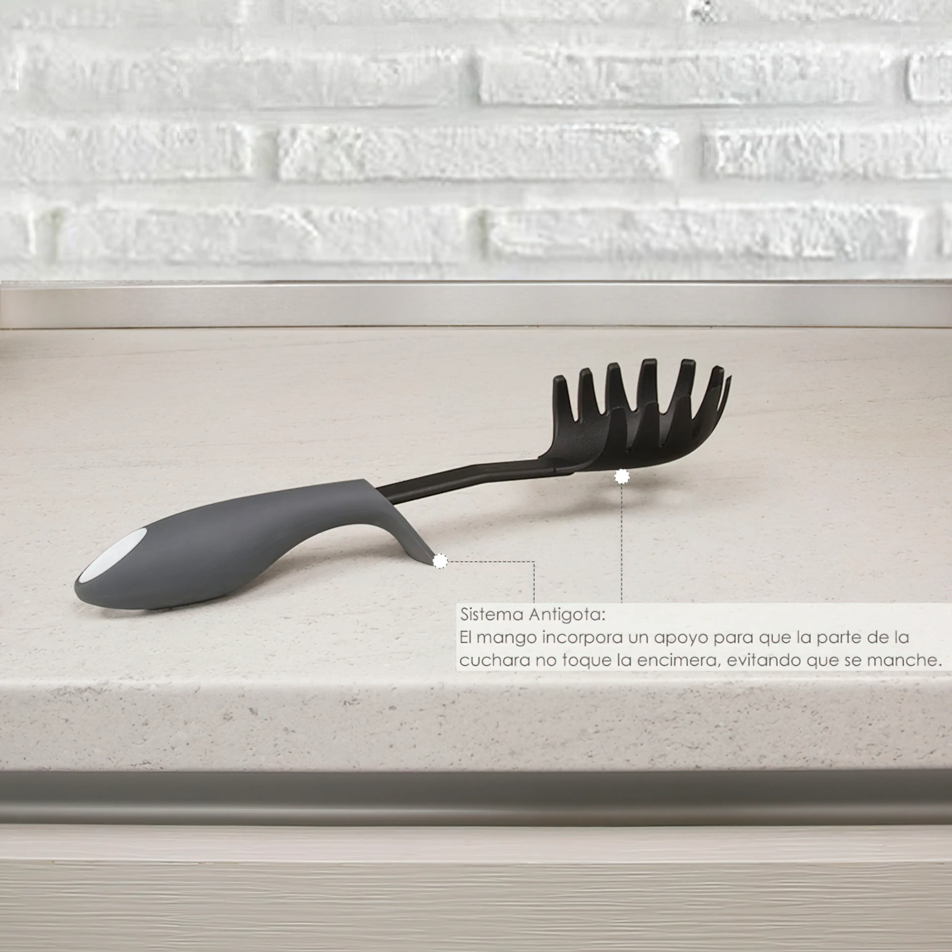 SERVIDOR ESPAGUETIS NYLON CON MANGO